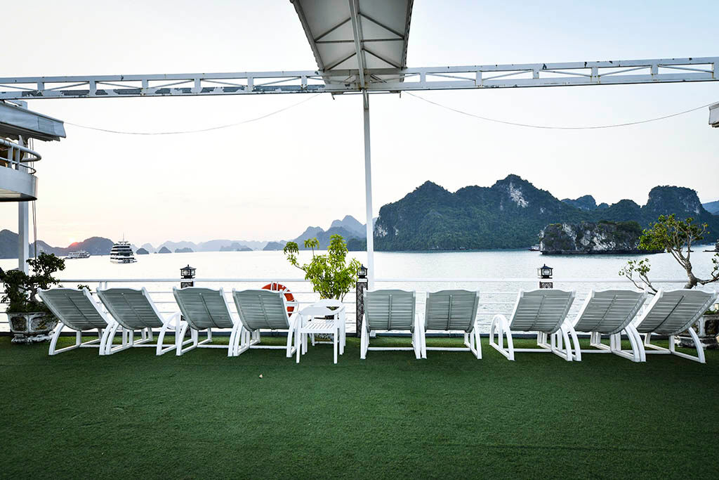 Capture the authentic charm of Sapphire Cruise’s scene